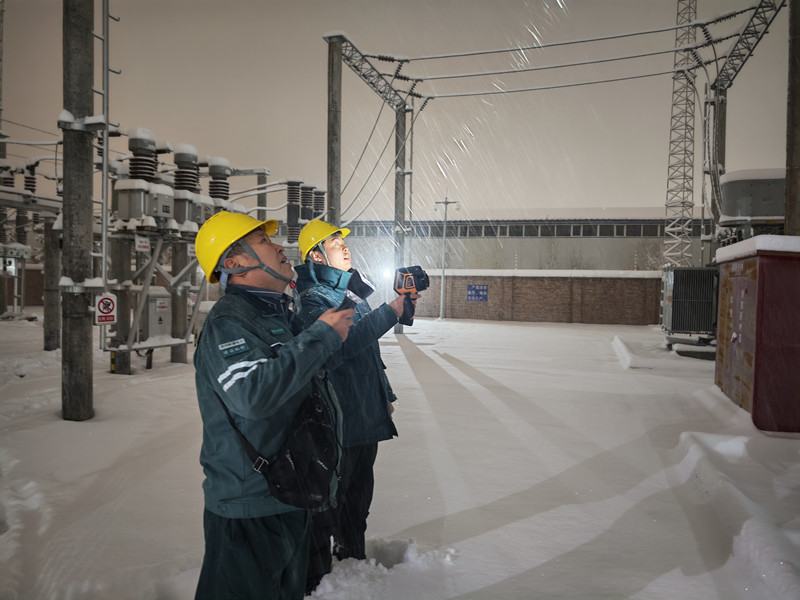 国网博尔塔拉供电公司员工在35千伏温泉变电站开展暴雪天气特殊巡视。(付凡 摄) 国网博尔塔拉供电公司员工在35千伏温泉变电站开展暴雪天气特殊巡视。(付凡 摄)