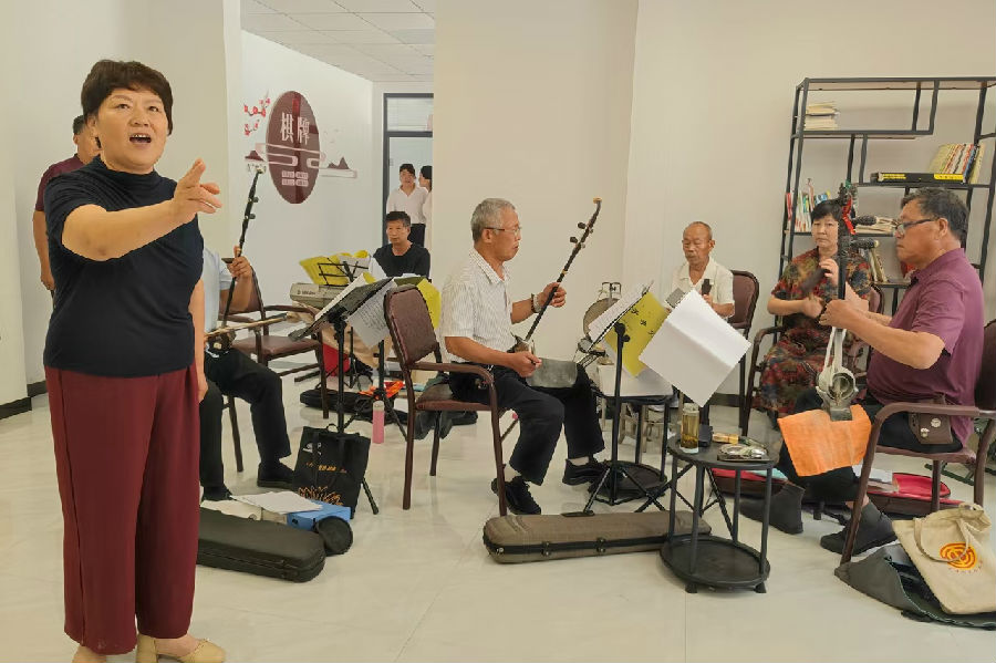 退休老人在鄢陵县柏梁镇学府社区日间照料中心排练豫剧（李思远 摄）