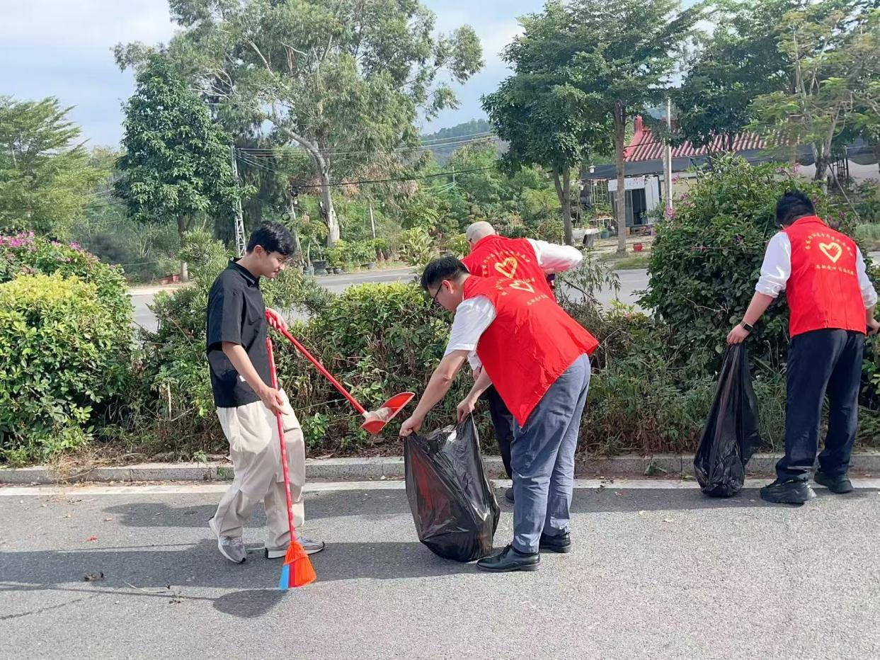 农发行青年志愿者服务队开展美化村容村貌活动  （王讯潜 摄）