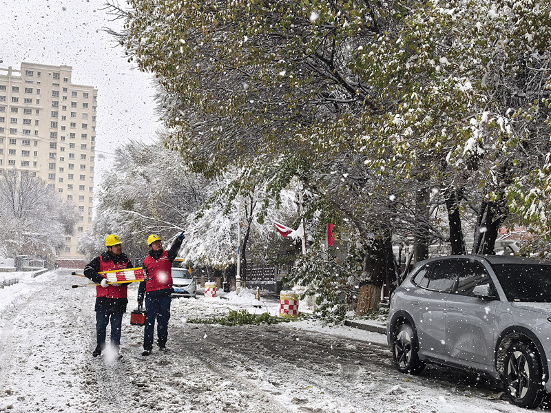 乌鲁木齐供电公司员工冒雪巡视城区供电线路。(李辉 摄) 乌鲁木齐供电公司员工冒雪巡视城区供电线路。(李辉 摄)