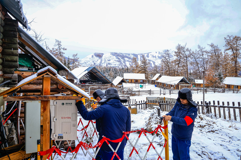 国网阿勒泰供电公司员工在喀纳斯景区巡视供电线路,排查电采暖设备隐患。(努尔别克·努尔曼 摄) 国网阿勒泰供电公司员工在喀纳斯景区巡视供电线路,排查电采暖设备隐患。(努尔别克·努尔曼 摄)