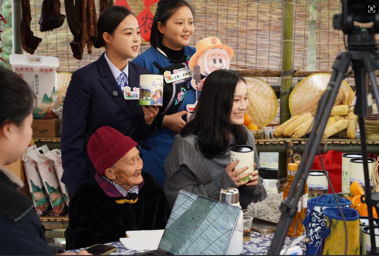 农商银行直播带货中（王欢 摄）