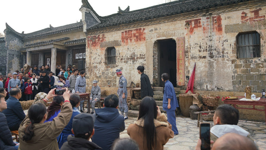 大型行进式红色情景剧《1946中原突围》首演现场(易荣波 摄) 大型行进式红色情景剧《1946中原突围》首演现场(易荣波 摄)