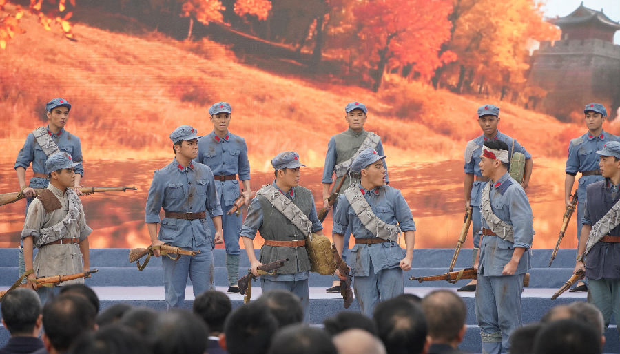 精彩表演现场(易荣波 摄) 精彩表演现场(易荣波 摄)