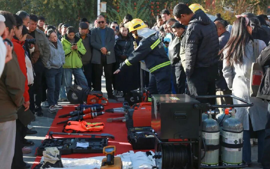 阿瓦提县消防宣传月活动启动现场（茹先古丽·阿迪力 摄）