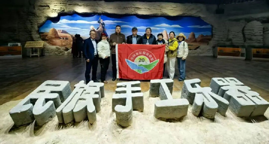 考察团在加依村景区（魏浩东 摄）