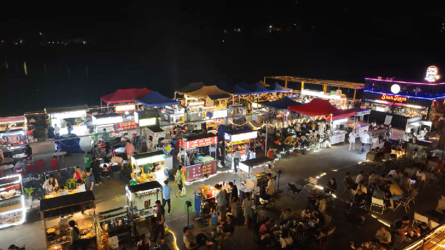 万秀区夜市灯光灿烂，热闹非凡。（孔德韬 摄）