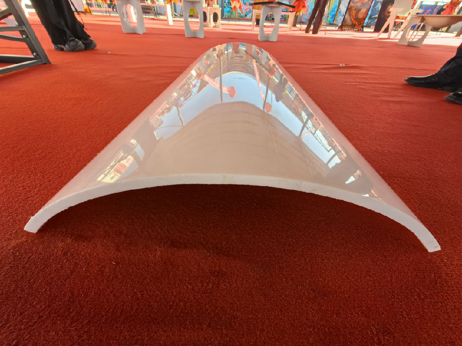 东方晶硅热弯弧形材料 （宫立灵 摄）