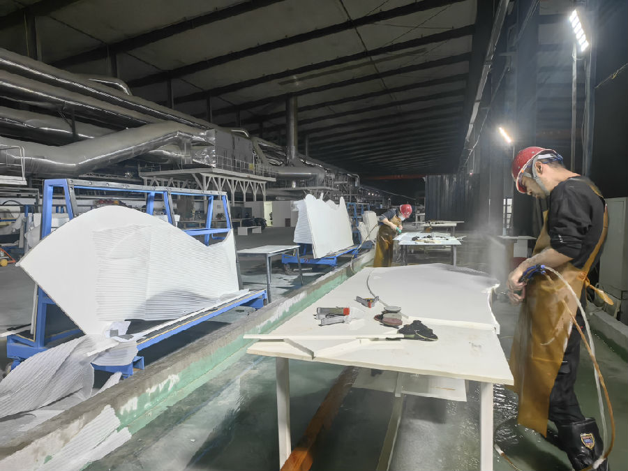 工人在生产车间打磨东方晶硅产品 （宫立灵 摄）