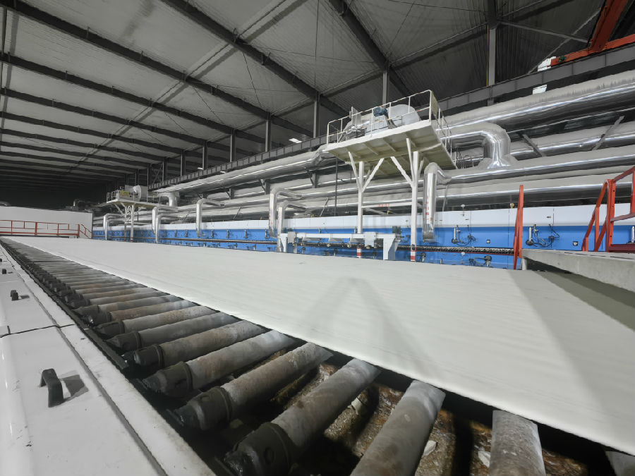 流水线上的东方晶硅新材料原片产品 （宫立灵 摄）