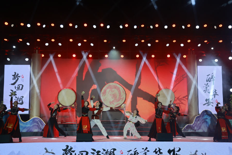 晚会上，《鼓震山河·蓉归侠影》开场表演气势恢宏，瞬间点燃现场气氛。（汤平 摄）