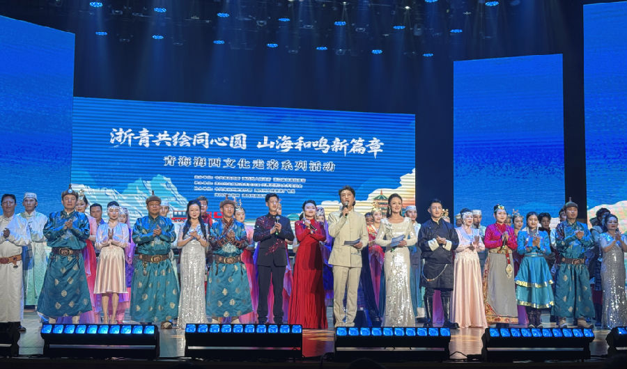 文艺晚会现场（沈曾君 摄）