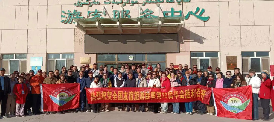 考察团合影留念（魏浩东 摄）