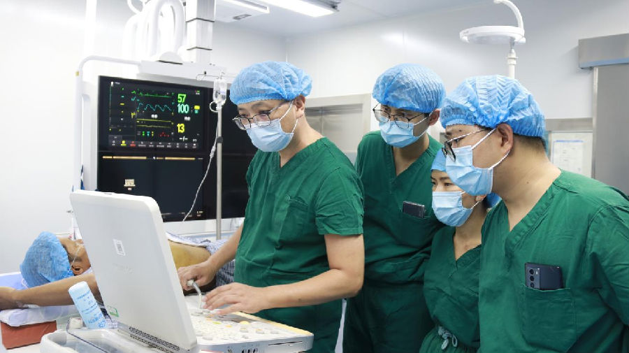 开展超声引导下经皮肝穿刺胆道引流术（康莎莎 摄）