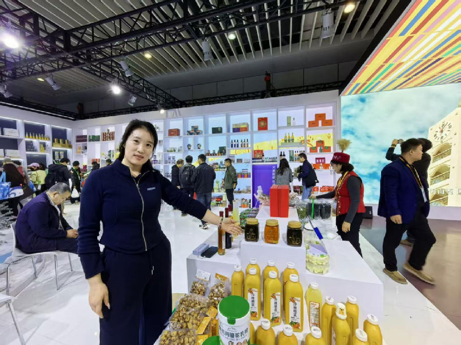 温宿企业在第八届中国国际进口博览会上展示企业特色产品(张雅琴 摄) 温宿企业在第八届中国国际进口博览会上展示企业特色产品(张雅琴 摄)