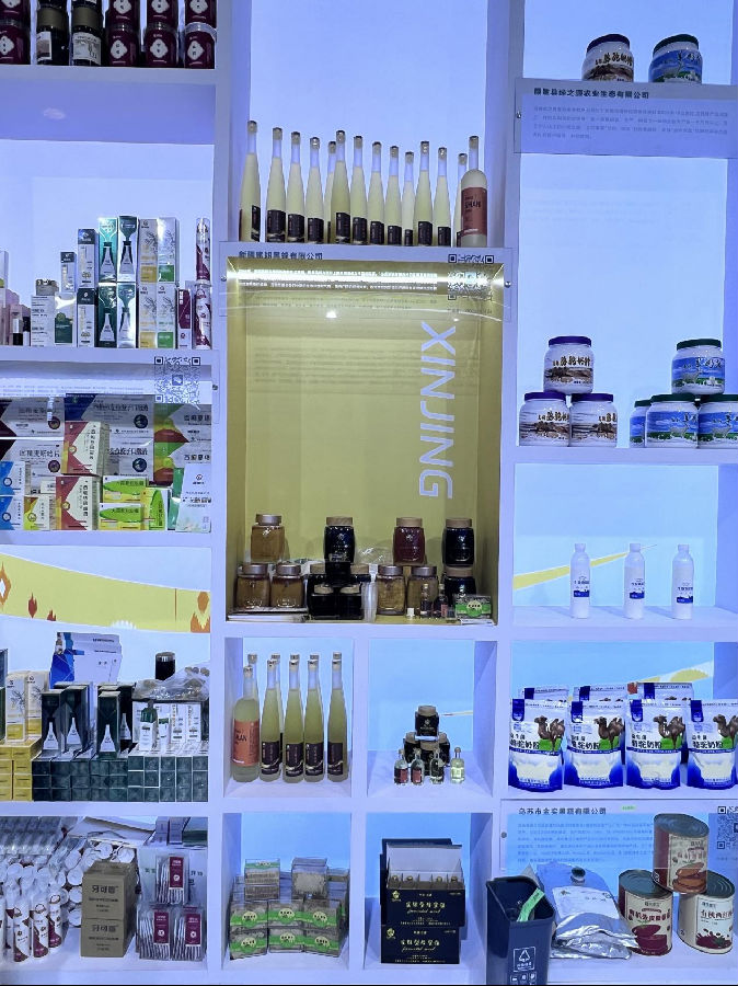 温宿企业在第八届中国国际进口博览会上展出的特色产品(张雅琴 摄) 温宿企业在第八届中国国际进口博览会上展出的特色产品(张雅琴 摄)