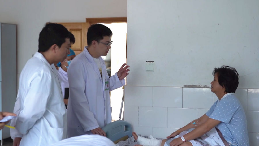 上海专家术后查房（康莎莎 摄）