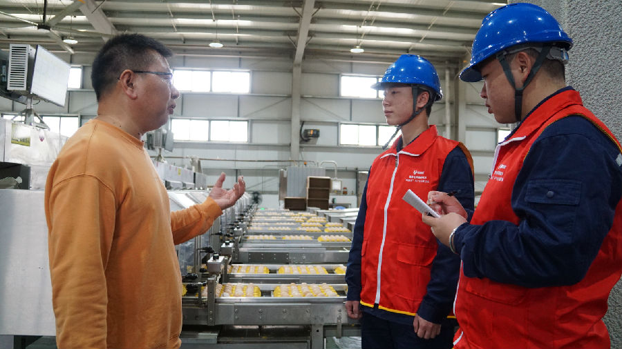 国网邵武市供电公司工作人员正在福建小凤鲜禽业有限公司生产区了解企业用电需求(郭慧超 摄) 国网邵武市供电公司工作人员正在福建小凤鲜禽业有限公司生产区了解企业用电需求(郭慧超 摄)