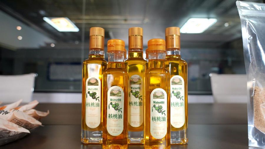 新疆仁核食品有限公司生产的核桃油，产品引入先进物理萃取技术，提升出油率与油品质量。（赵新昌 摄）