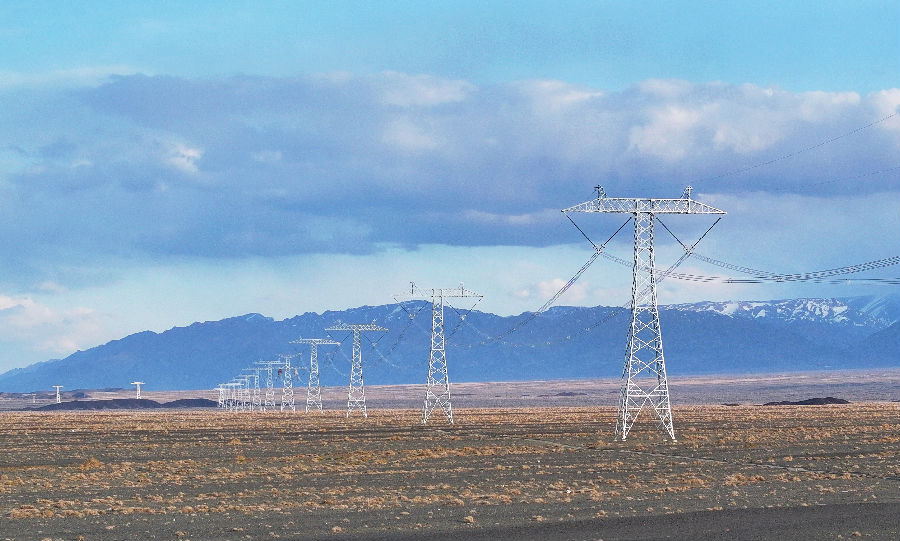 哈密—重庆±800千伏特高压直流输电线路。（张利民 摄）