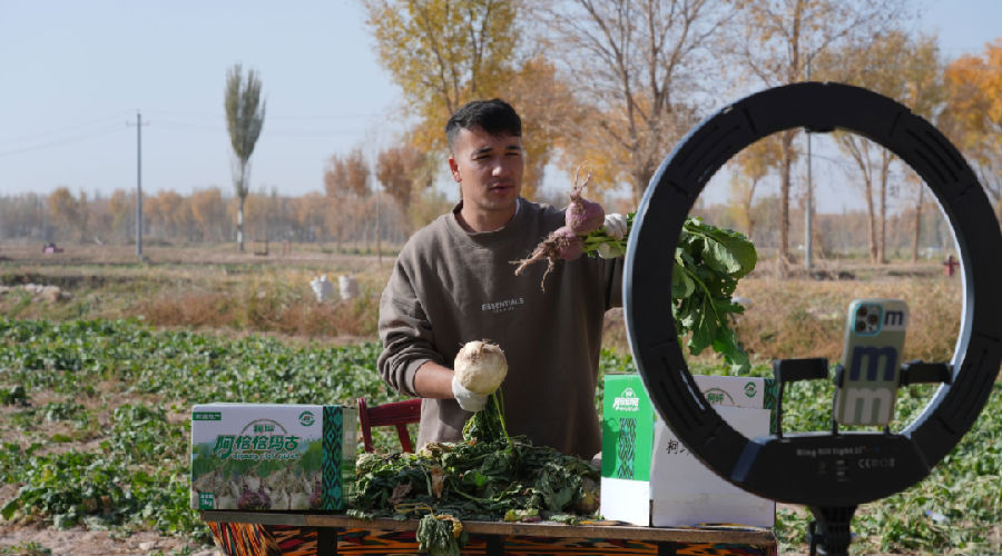 “助农鲜播·恰玛古云端带货大赛”现场（高依然 摄）