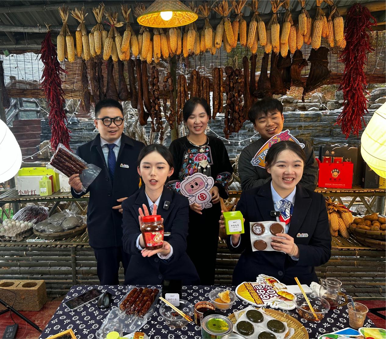 农商银行直播中 （朱田曼子 摄）