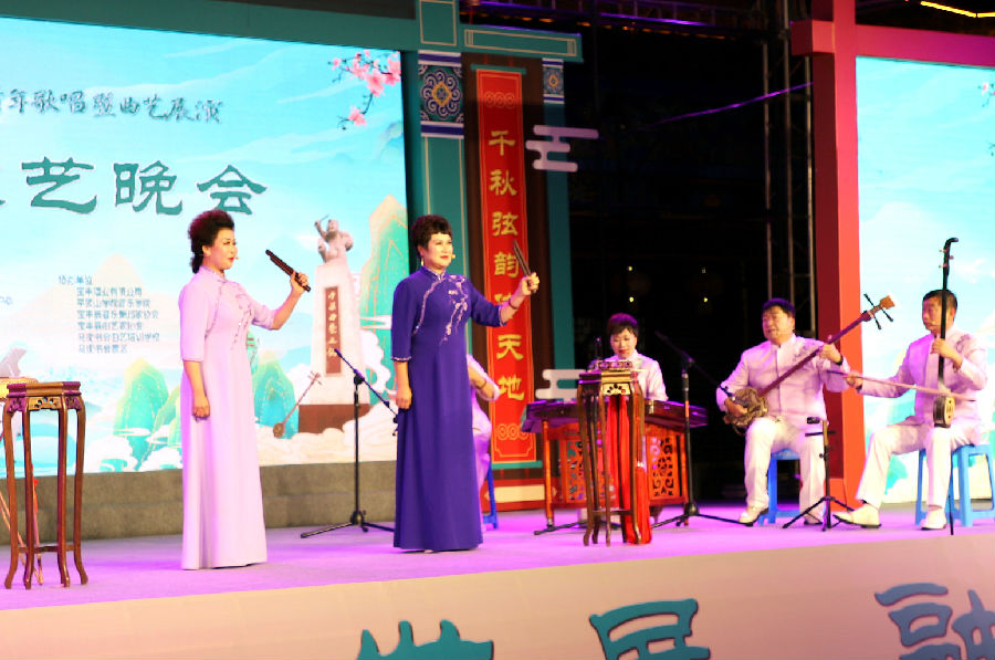 演员在表演河南坠子《赶书会》(郭明远 摄) 演员在表演河南坠子《赶书会》(郭明远 摄)