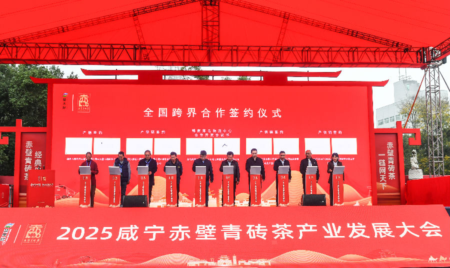 全国跨界合作签约仪式现场(黄富清 摄) 全国跨界合作签约仪式现场(黄富清 摄)