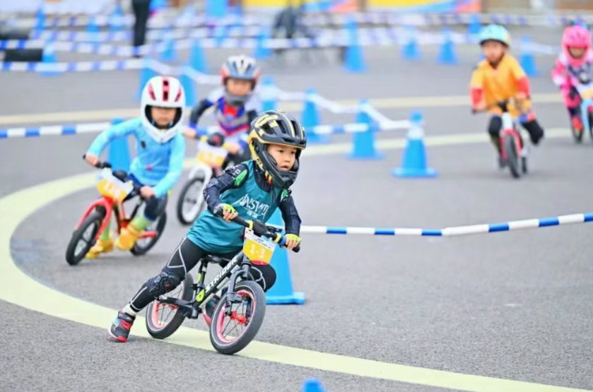 温江群众体育百花齐放（温晓轩 摄）