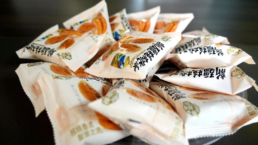 新疆仁核食品有限公司生产的核桃酥，该产品独家使用核桃粉作为馅料，降低了糖分油脂，添加多元健康食材。（赵新昌 摄）