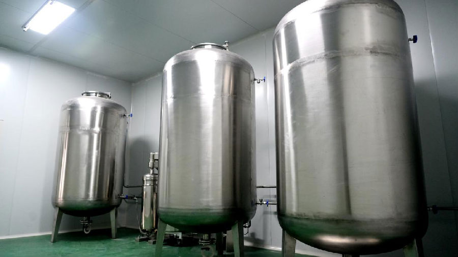 新疆仁核食品有限公司产品灌装车间（赵新昌 摄）