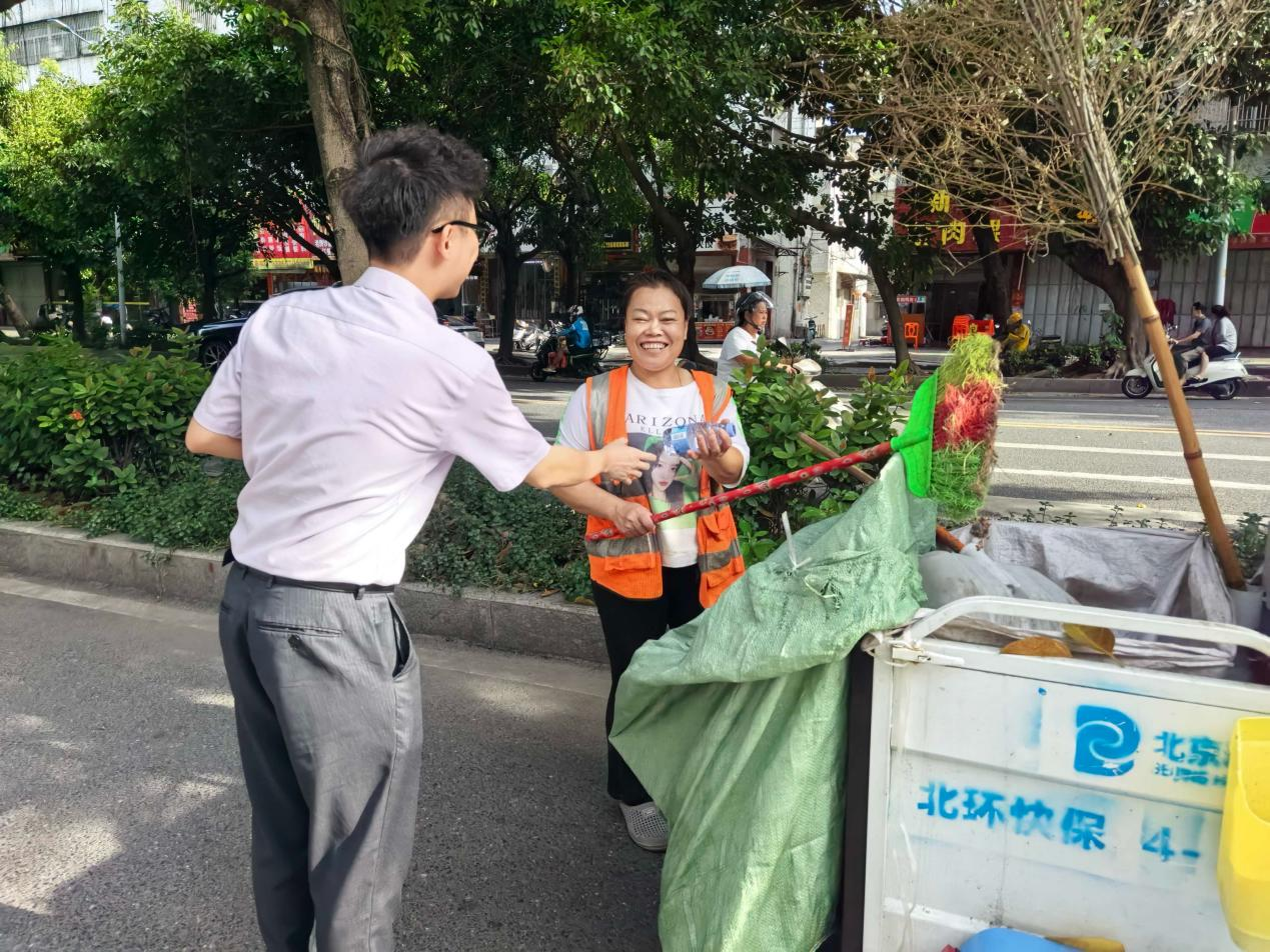 驿站工作人员对户外劳动者随时随地关怀日常 (叶捷颖 摄) 驿站工作人员对户外劳动者随时随地关怀日常 (叶捷颖 摄)