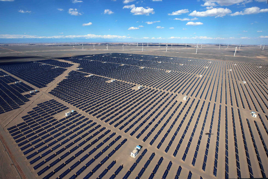 新疆哈密市蓬勃发展的风光电站。（张利民 摄）