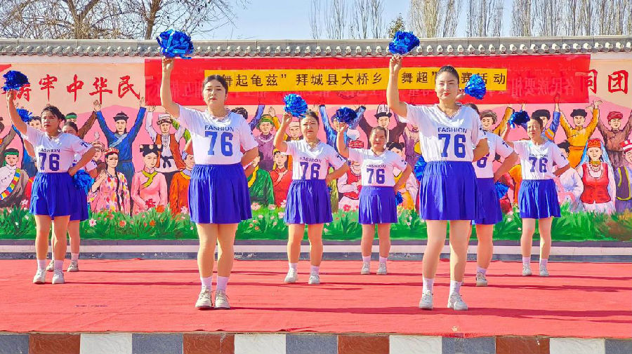 参赛队伍翩翩起舞（热孜万古丽 摄）