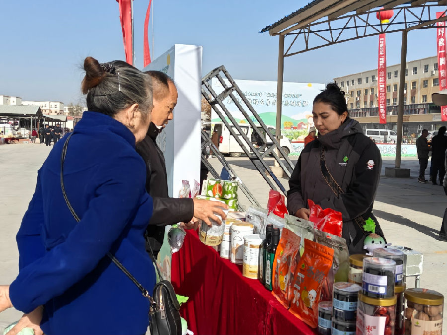 特色农产品展销区（高依然 摄）