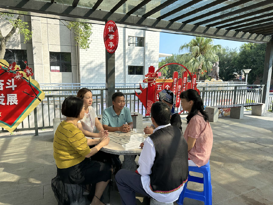 人大代表在代表议事亭收集民意(黄静 摄) 人大代表在代表议事亭收集民意(黄静 摄)