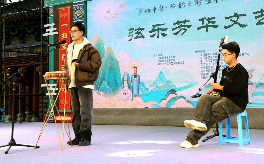 演员在表演东北大鼓《华容道》(郭明远 摄) 演员在表演东北大鼓《华容道》(郭明远 摄)