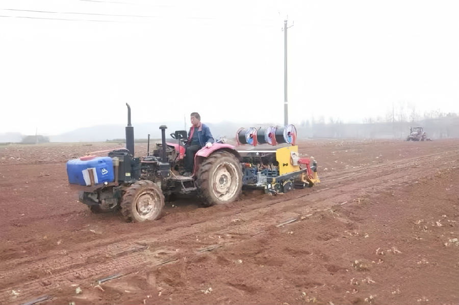 播种机在田间反复作业（郭学红 摄）