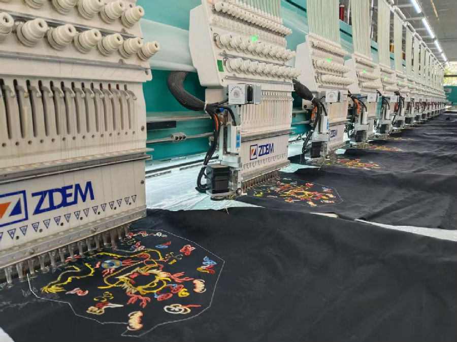 徐州凤来曦服饰科技有限公司机器正在绣制图案（赵鹏 摄）