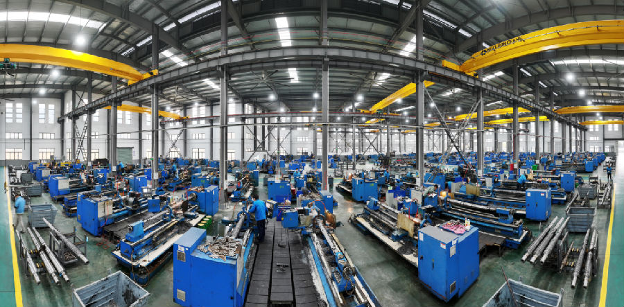 浙江光明塑料机械有限公司螺杆生产车间一览（姚峰 摄）