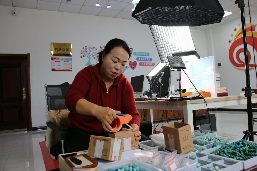郧西县涧池乡下营村绿松石电商主播正在打包发货（王霞 摄）