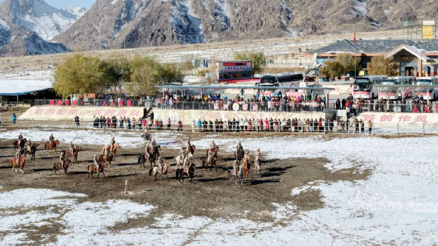 游客观看马术表演（李青 摄）