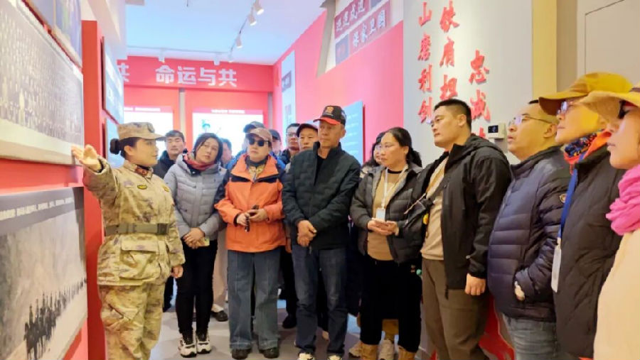 游客聆听骑兵连的光辉历程（李青 摄）