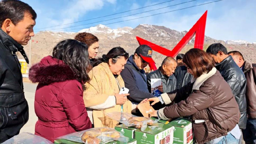 游客选购特色产品（李青 摄）