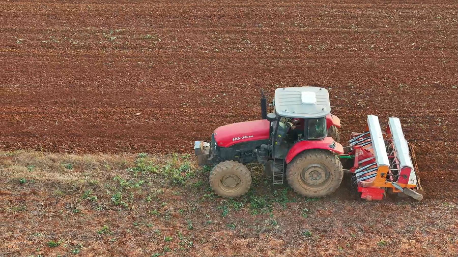 观音堂镇窑院村,小麦播种机正在田间耕种(霍东东 摄) 观音堂镇窑院村,小麦播种机正在田间耕种(霍东东 摄)