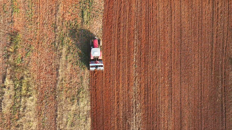 观音堂镇窑院村,小麦播种机仿佛在大地上“作画”(陈桃梅 摄) 观音堂镇窑院村,小麦播种机仿佛在大地上“作画”(陈桃梅 摄)