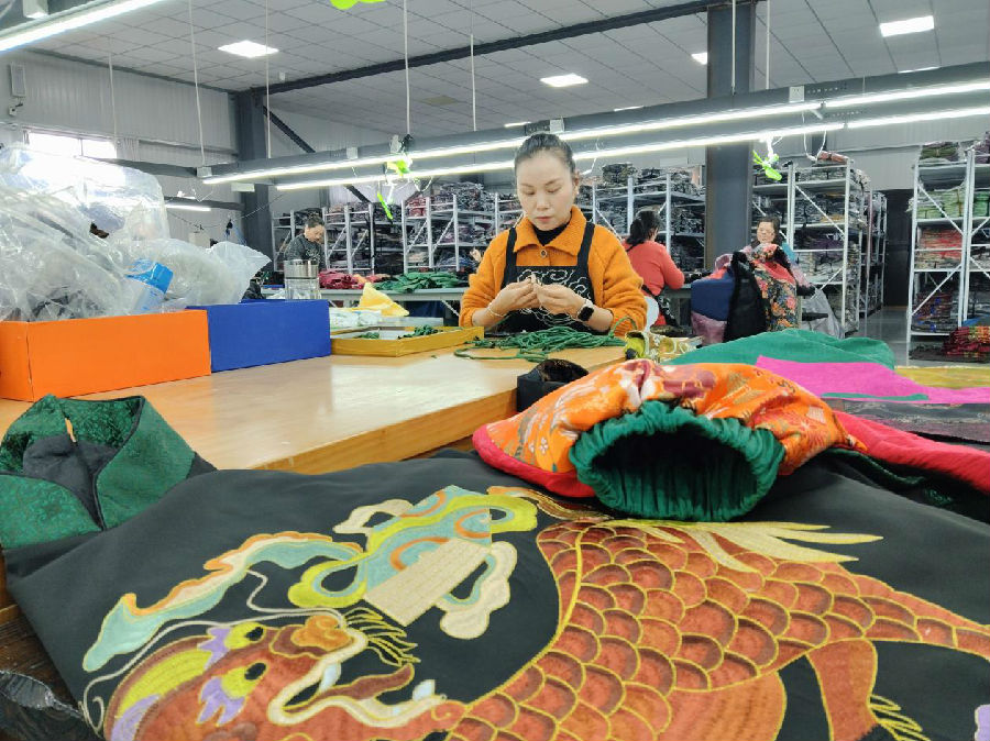 徐州凤来曦服饰科技有限公司的绣娘正在加工国潮服饰（赵鹏 摄）