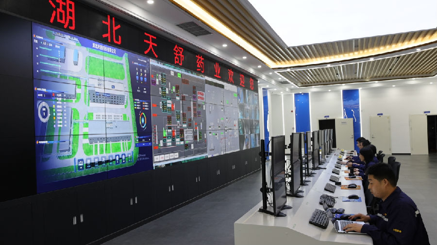 天舒药业电子屏全天候监控（李勤 摄）