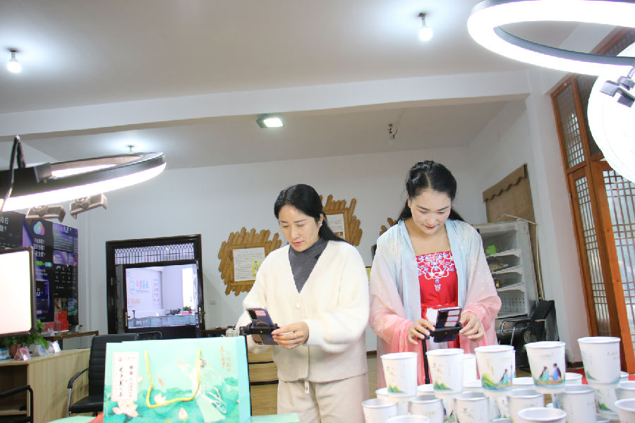 湖北省七夕美人茶业组织网络大V现场直播（王霞 摄）