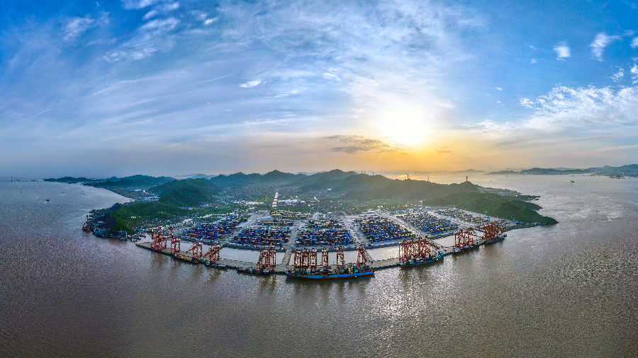  舟山甬舟集装箱码头有限公司（宁波舟山港金塘港区）一景 （李全平 摄）